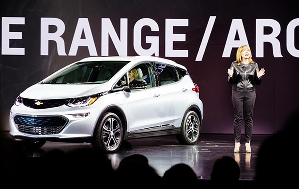 General Motors-chefen Mary Barra visar upp Bolt Foto: General Motors General Motors-chefen Mary Barra visar upp Bolt Foto: General Motors