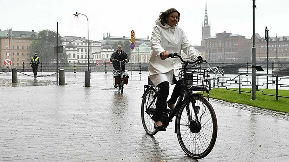 Klimat- och vice statsminister Isabella Lövin cyklar på en elcykel utanför Rosenbad i Stockholm. Regeringen gär en stor miljösatsning i kommande budget som bland annat innebär bonus för just elcyklar. Foto: Erik Simander / TT