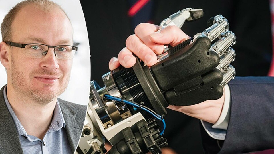 Jochen Köckler, vd för Deutsche Messe AG, skakade hand med en robot vid en pressträff för Hannovermässan i april i år. Till vänster: gästkrönikören Stefan Gustafsson Ledell, sektorchef på Industri Elmia AB och ordförande för tanksesmedjan Automathink. Foto: Ole Spata / IBL, Jochen Köckler, vd för Deutsche Messe AG, skakade hand med en robot vid en pressträff för Hannovermässan i april i år. Till vänster: gästkrönikören Stefan Gustafsson Ledell, sektorchef på Industri Elmia AB och ordförande för tanksesmedjan Automathink. Foto: Ole Spata / IBL,