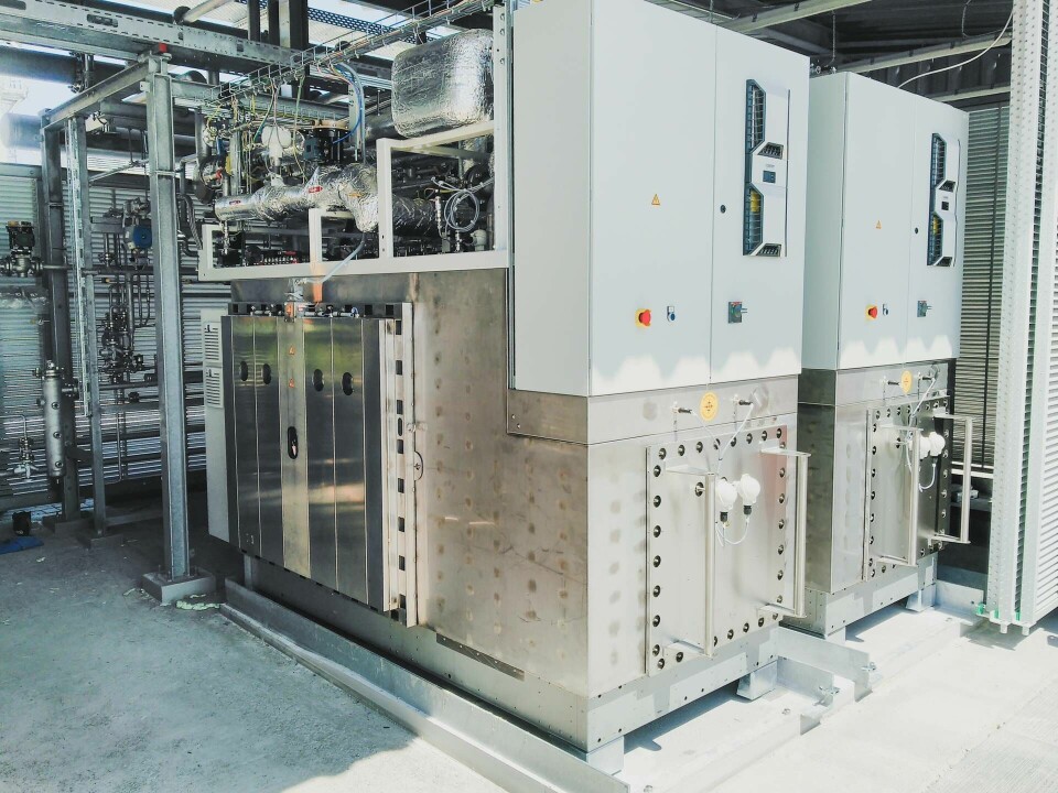 Två av totalt tolv moduler till den högtemperaturelektrolysör från Sunfire som Neste installerar vid raffinaderiet i Rotterdam.  Foto: Neste