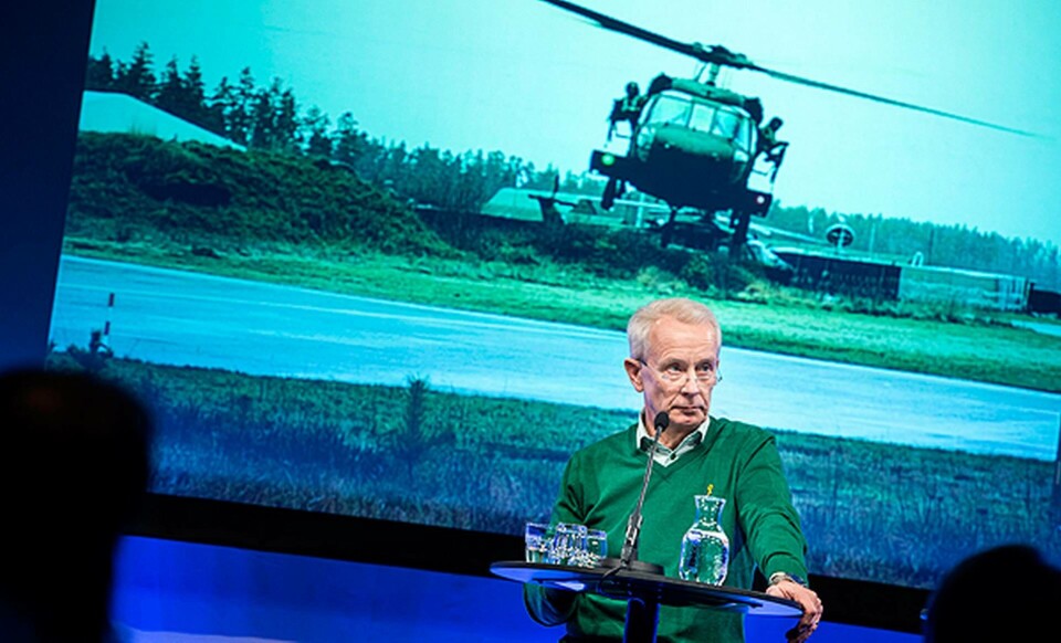 Budskapet från Överbefälhavare Sverker Göranson är klart: Mer pengar till försvaret, annars halkar Sverige efter Ryssland. Foto: TT Budskapet från Överbefälhavare Sverker Göranson är klart: Mer pengar till försvaret, annars halkar Sverige efter Ryssland. Foto: TT