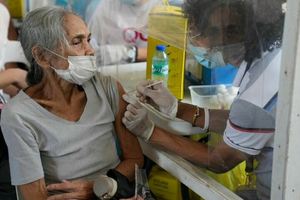 I Filippinerna håller nio miljoner människor på att vaccineras, efter att den nya omikronvarianten av coronaviruset upptäckts. På bilden får en kvinna sin spruta i staden Quezon. Foto: Aaron Favila/AP/TT