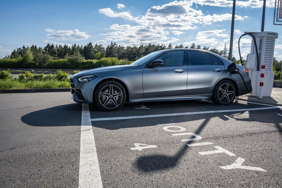 På bilden en C-klass laddhybrid. Foto: Mercedes På bilden en C-klass laddhybrid. Foto: Mercedes