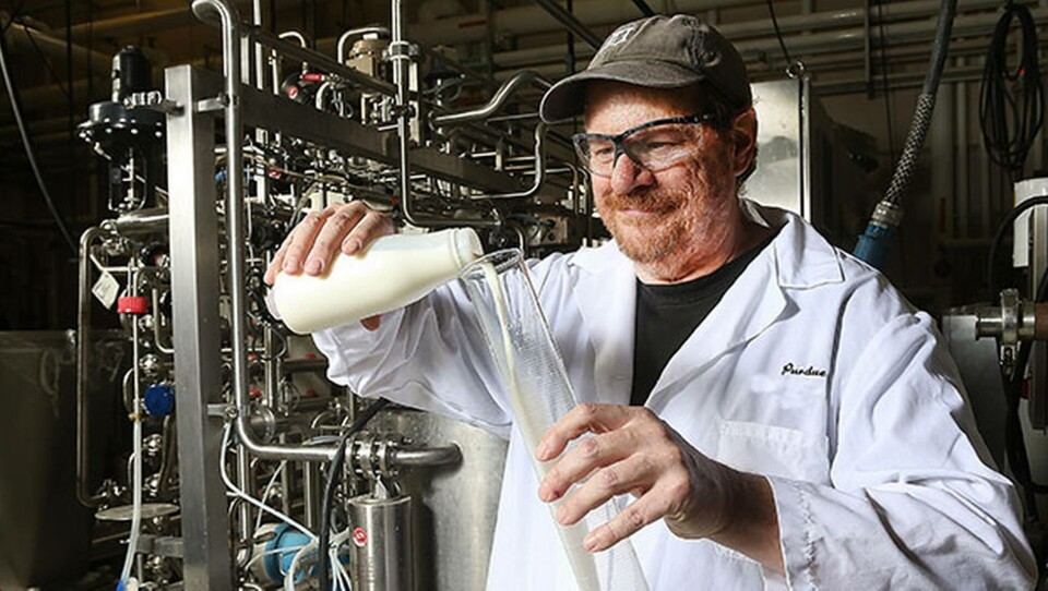 Bruce Applegate är en av forskarna som utvecklat metoden för hållbar mjölk. Foto: Purdue University Bruce Applegate är en av forskarna som utvecklat metoden för hållbar mjölk. Foto: Purdue University