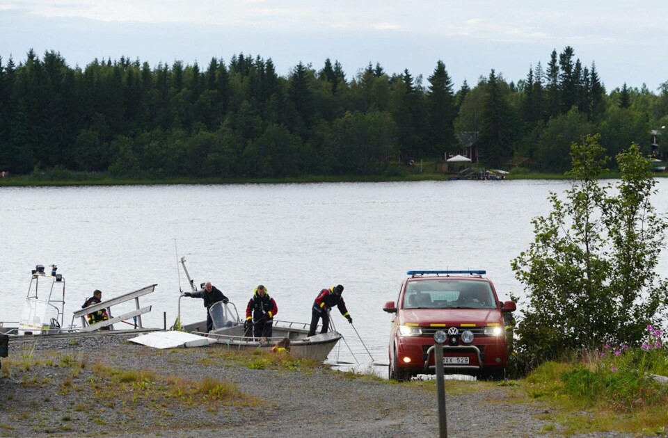 Räddningstjänsten dykare kommer in med båt och vrakdelar till hamnen i Södra Bergsboda i närheten av olycksplatsen vid Storsandskär, Umeälven utanför Umeå där ett mindre sportflygplan med nio personer ombord har kraschat. Foto: Samuel Pettersson/TT Räddningstjänsten dykare kommer in med båt och vrakdelar till hamnen i Södra Bergsboda i närheten av olycksplatsen vid Storsandskär, Umeälven utanför Umeå där ett mindre sportflygplan med nio personer ombord har kraschat. Foto: Samuel Pettersson/TT