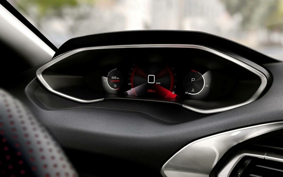 Den digitala förarinstrumenteringen i Peugeot 308 är en av de saker som ”utgår” under pågående halvledarbristen. Foto: Peugeot Den digitala förarinstrumenteringen i Peugeot 308 är en av de saker som ”utgår” under pågående halvledarbristen. Foto: Peugeot