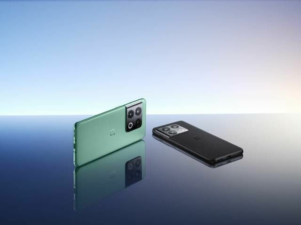 Här är Oneplus 10 Pro. Telefonen kommer i två färger: svart och grön. Foto: Press