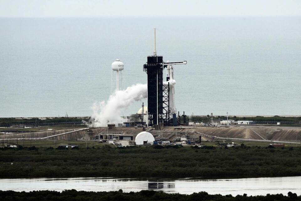 Space X-raketen Falcon 9, med två amerikanska astronauter ombord, hann långt i föreberedelserna för uppskjutning innan vädret satte stopp. Foto: Chris O'Meara/AP/TT