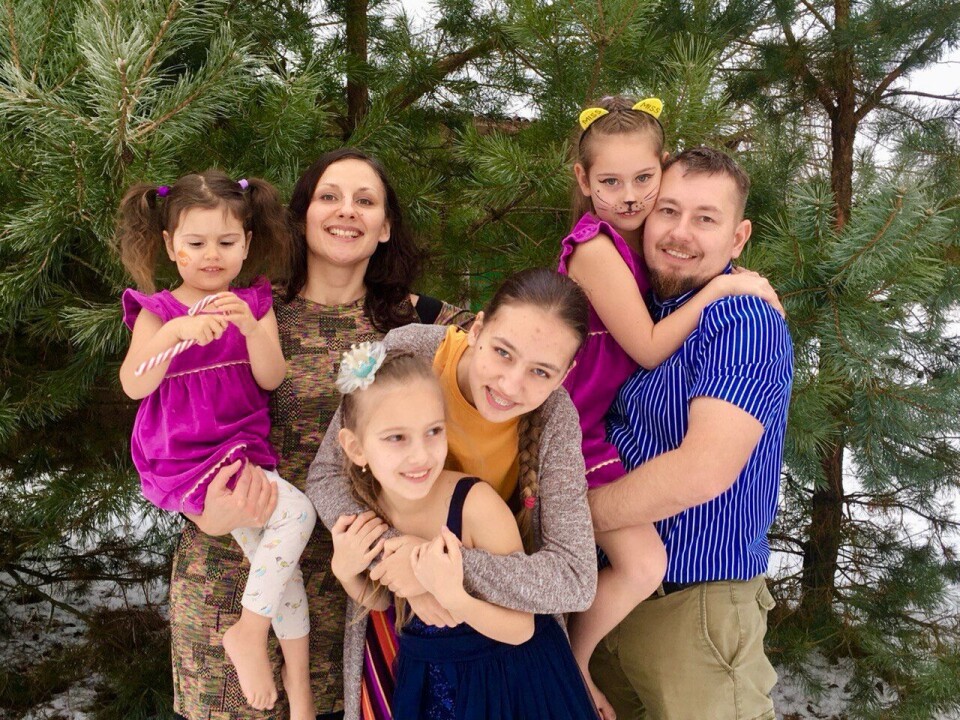 43-årige Maxim Moroz kom till Sverige med familjen i mars och har redan fått en provanställning på ett it-företag i Linköping. Den allmänna mobiliseringen i Ukraina förbjuder män mellan 18 och 60 år att lämna landet, något Maxim Moroz är undantagen då han har mer än tre barn. Foto: Privat 43-årige Maxim Moroz kom till Sverige med familjen i mars och har redan fått en provanställning på ett it-företag i Linköping. Den allmänna mobiliseringen i Ukraina förbjuder män mellan 18 och 60 år att lämna landet, något Maxim Moroz är undantagen då han har mer än tre barn. Foto: Privat
