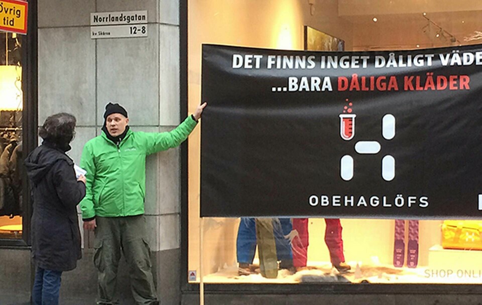 För att förmå Haglöfs att ta ett större ansvar för att fasa ut PFAS-ämnen bedriver Greenpeace en aktion utanför butiken i centrala Stockholm. Foto: Helen Ahlbom