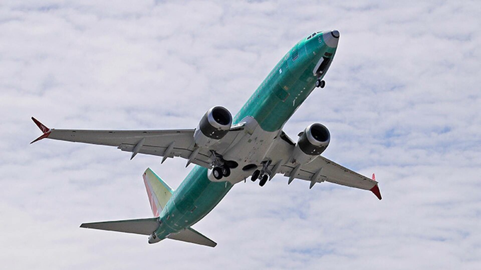 Ett Boeing 737 Max 8 i luften. Myndighet väntar fortfarande på att flygbolaget ska skicka in sin uppdaterade mjukvara för godkännande. Foto: TT/Ted S. Warren Ett Boeing 737 Max 8 i luften. Myndighet väntar fortfarande på att flygbolaget ska skicka in sin uppdaterade mjukvara för godkännande. Foto: TT/Ted S. Warren