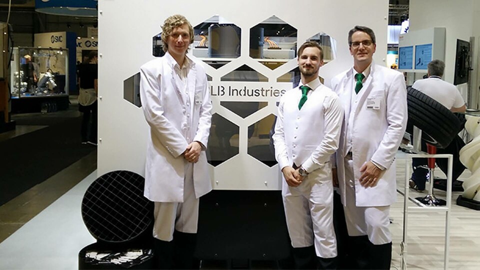 Med BLB Industries nya skrivare som visades under mässan Elmia Automation ökar möjligheten att massproducera unika produkter. Framför skrivaren står delägarna Jacob Lundin, Cim Bergdahl och Tomas Burman. Foto: Fredrik Karlsson Med BLB Industries nya skrivare som visades under mässan Elmia Automation ökar möjligheten att massproducera unika produkter. Framför skrivaren står delägarna Jacob Lundin, Cim Bergdahl och Tomas Burman. Foto: Fredrik Karlsson