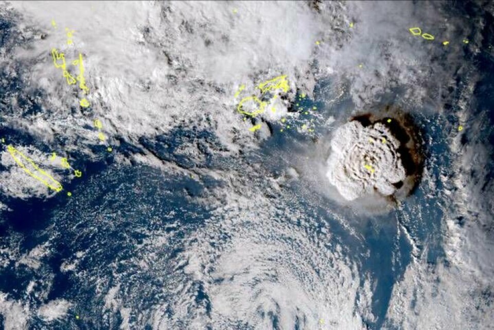 Bilden från en japansk vädersatellit visar utbrottet från undervattensvulkanen Hunga. Foto: AP/TT