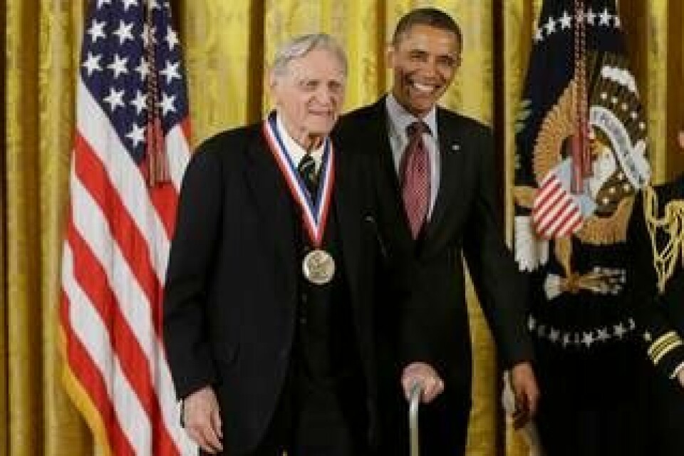 John Goodenough när han tog emot den amerikanska utmärkelsen National Medal of Science av president Barack Obama i Vita huset 2013. Foto: Charles Dharapak