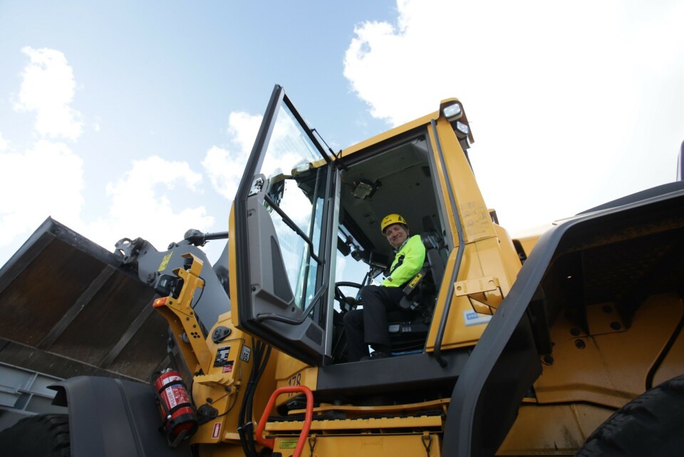 Statsminister Stefan Löfven tömde ur den första skopan med järnmalmspellets på transportbandet när den nya pilotanläggningen i Hybrit-projektet invigdes i augusti 2020. Foto: Viveka Österman/Hybrit Statsminister Stefan Löfven tömde ur den första skopan med järnmalmspellets på transportbandet när den nya pilotanläggningen i Hybrit-projektet invigdes i augusti 2020. Foto: Viveka Österman/Hybrit