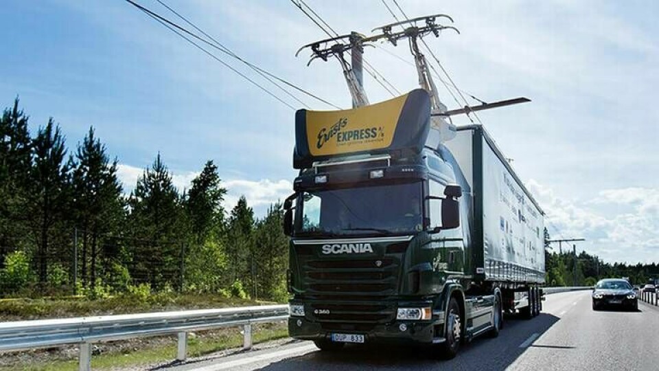 Scanialastbilen förses med el via en strömavtagare på taket från Siemens och luftledningar. Foto: Scania CV AB