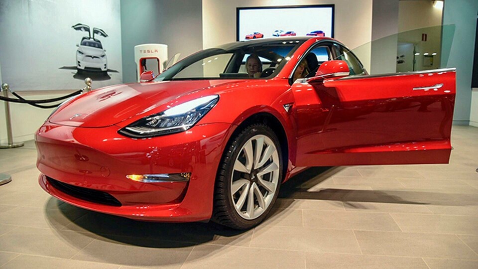 Tesla premiärvisade på onsdagen sin nya Model 3 i Sverige. Det skedde vid en pressvisning på biltillverkarens butik i Mall of Scandinavia. Foto: Thommy Tengborg / TT Tesla premiärvisade på onsdagen sin nya Model 3 i Sverige. Det skedde vid en pressvisning på biltillverkarens butik i Mall of Scandinavia. Foto: Thommy Tengborg / TT