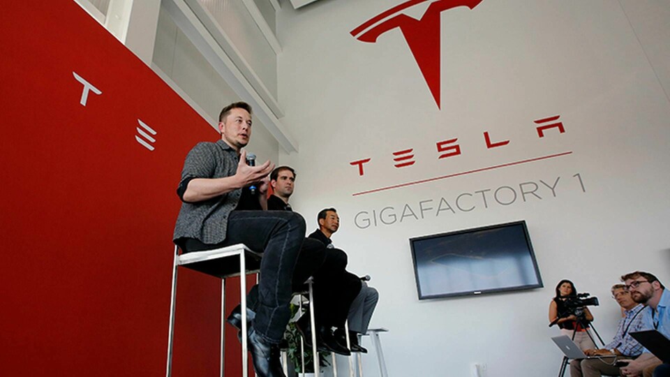 Elon Musk vid ett tillfälle 2016 när han diskuterar Teslas nya Gigafactory. Foto: AP Photo/Rich Pedroncelli/TT