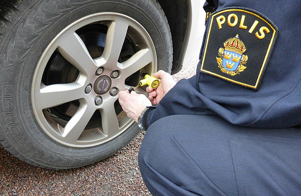 Vanliga hjullås är otympliga att ha med sig. Så polisen använder ventillås för att hindra lagbrytare att fortsätta framföra sitt fordon. Foto: Polisen