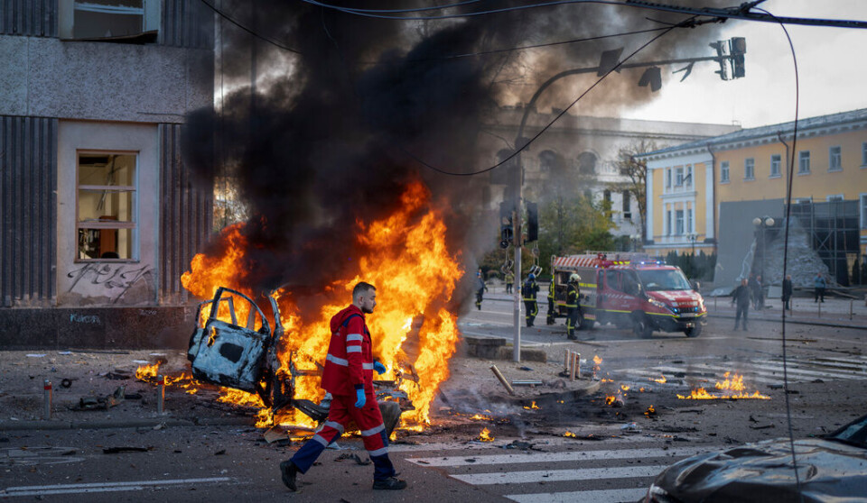 En räddningsarbetare går förbi en brinnande bil efter de ryska attackerna mot Kiev. Foto: Roman Hrytsyna/AP/TT En räddningsarbetare går förbi en brinnande bil efter de ryska attackerna mot Kiev. Foto: Roman Hrytsyna/AP/TT