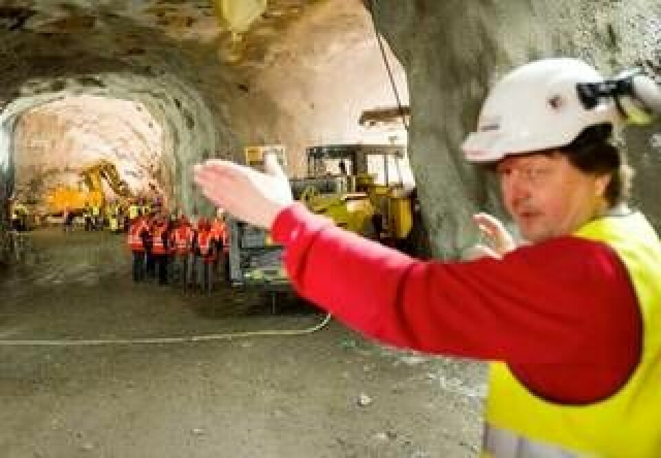 Lars Hellström, miljöchef på JV Söderströmstunneln HB, visar var tunneln till den kommande Citybanan kommer att sprängas ut. Foto: Foto: Henrik Montgomery/Scanpix