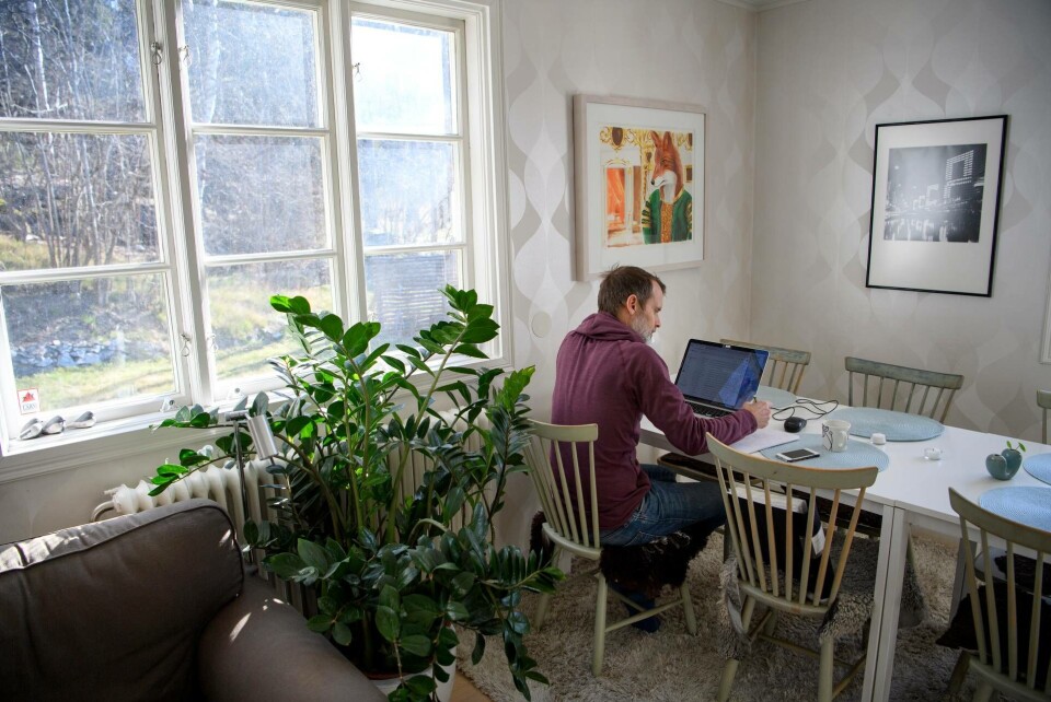 Man med bärbar dator jobbar hemifrån. En ny undersökning visar att många uppskattat att jobba hemifrån under pandemin. Foto: TT Man med bärbar dator jobbar hemifrån. En ny undersökning visar att många uppskattat att jobba hemifrån under pandemin. Foto: TT