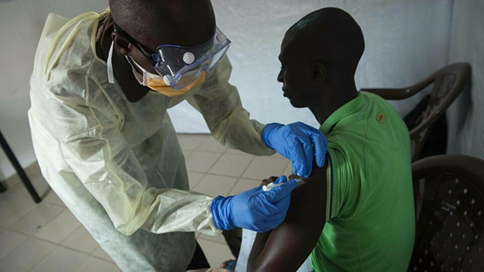 En deltagare i vaccinationsstudien får sin dos vid vaccinationsenheten vid Donka Hospital, Conakry, Guinea. Foto: Yann Libessart