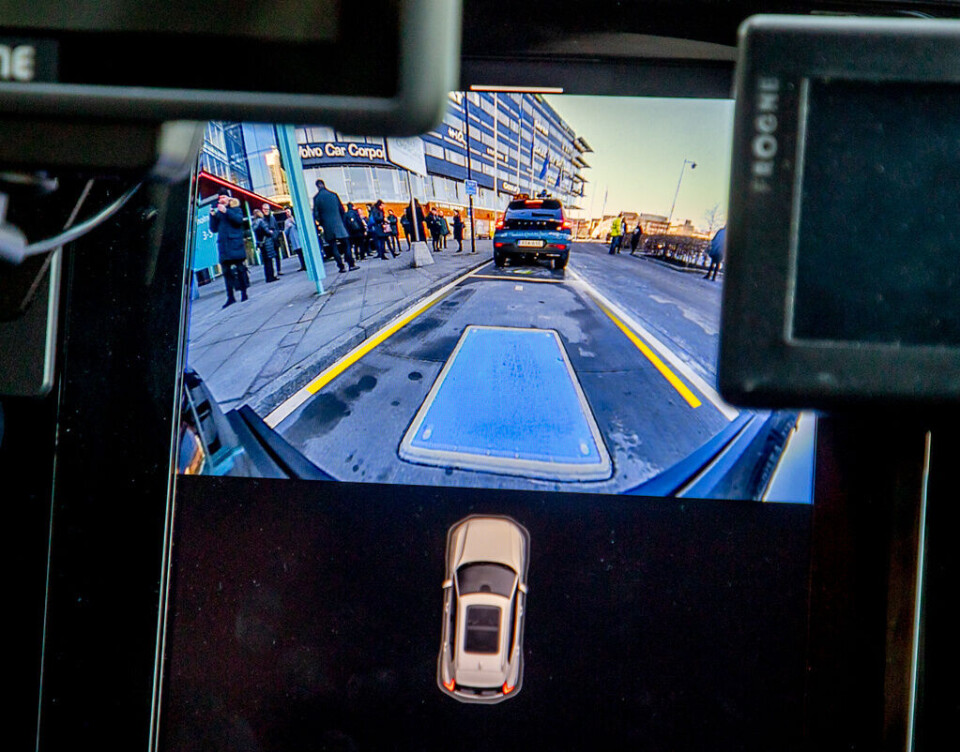 Bilden som föraren ser inne i bilen när taxin körs fram mot laddplattan. Foto: Adam Ihse/TT Bilden som föraren ser inne i bilen när taxin körs fram mot laddplattan. Foto: Adam Ihse/TT