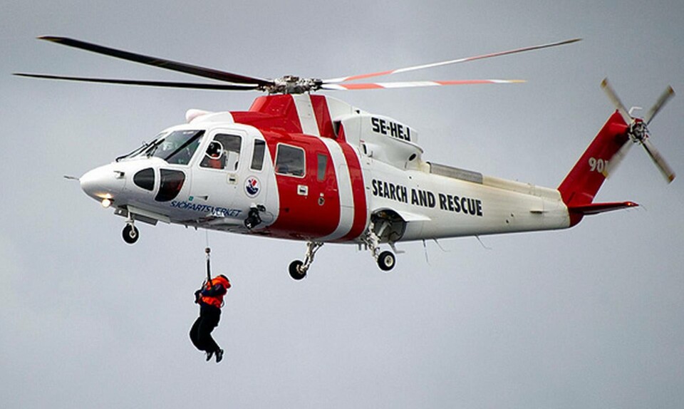 En räddningshelikopter av typen Sikorsky S-76 vinschar under övningen SkagEx 11 i Oslofjorden under 2011. Foto: TT En räddningshelikopter av typen Sikorsky S-76 vinschar under övningen SkagEx 11 i Oslofjorden under 2011. Foto: TT