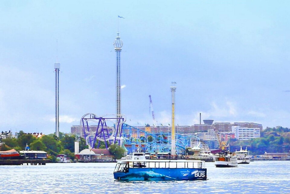Amfibiebussen gör som mest 8 knop till sjöss. Här guppar den utanför Gröna Lund i Stockholm. Foto: Bo Svensson Amfibiebussen gör som mest 8 knop till sjöss. Här guppar den utanför Gröna Lund i Stockholm. Foto: Bo Svensson