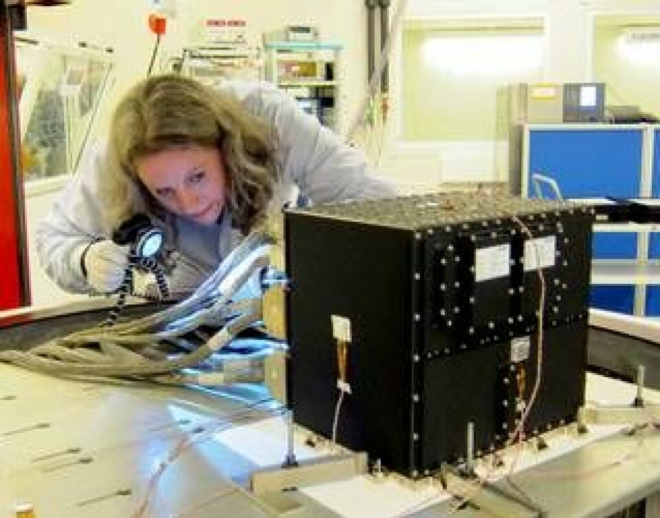 En Galileo-dator görs klar för test i vakuumkammare hos tillverkaren Ruag i Kallebäck.
Foto: Kaianders Sempler