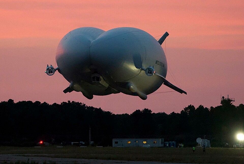 Airlander är en hybrid mellan ett plan, en helikopter, en svävare och luftskepp och var tänkt för USA:s armé. Men inte nu längre. Foto: Courtesy photo of United States Army Airlander är en hybrid mellan ett plan, en helikopter, en svävare och luftskepp och var tänkt för USA:s armé. Men inte nu längre. Foto: Courtesy photo of United States Army
