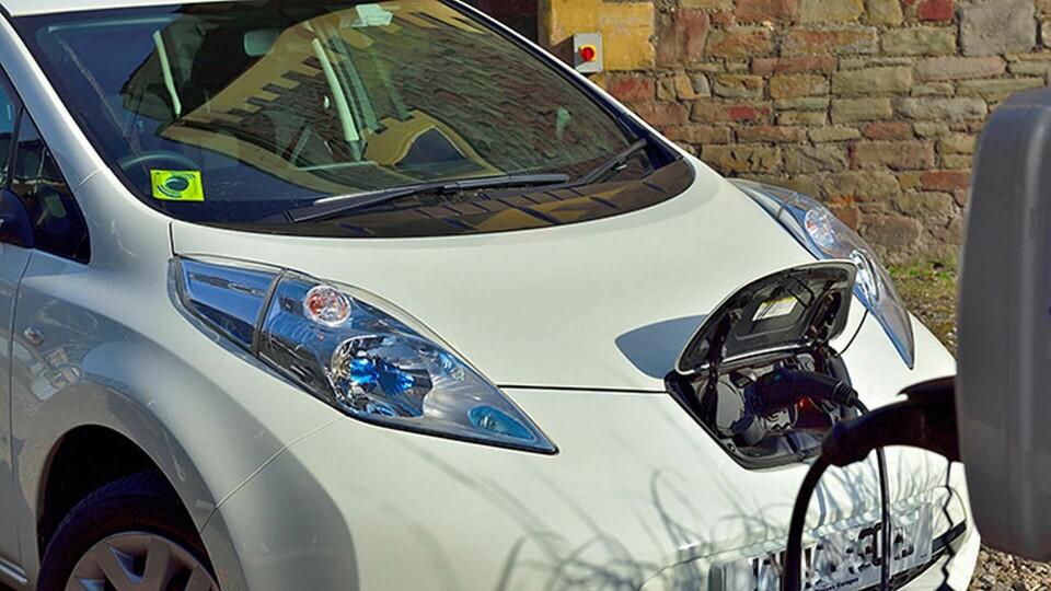 Elbilen Nissan Leaf klassas som supermiljöbil. Foto: Charles Stirling / Alamy