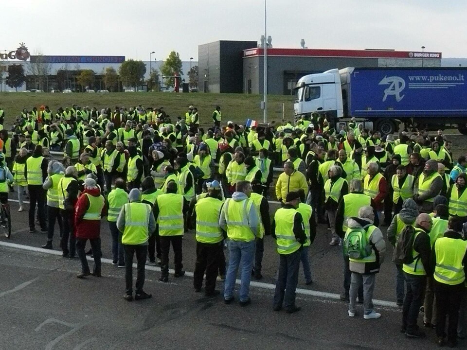 I spåren av gula västarnas protester har omkring 60 procent av landets fartkameror vandaliserats. Nu svarar myndigheterna med en ny superkamera. Foto: Obier I spåren av gula västarnas protester har omkring 60 procent av landets fartkameror vandaliserats. Nu svarar myndigheterna med en ny superkamera. Foto: Obier