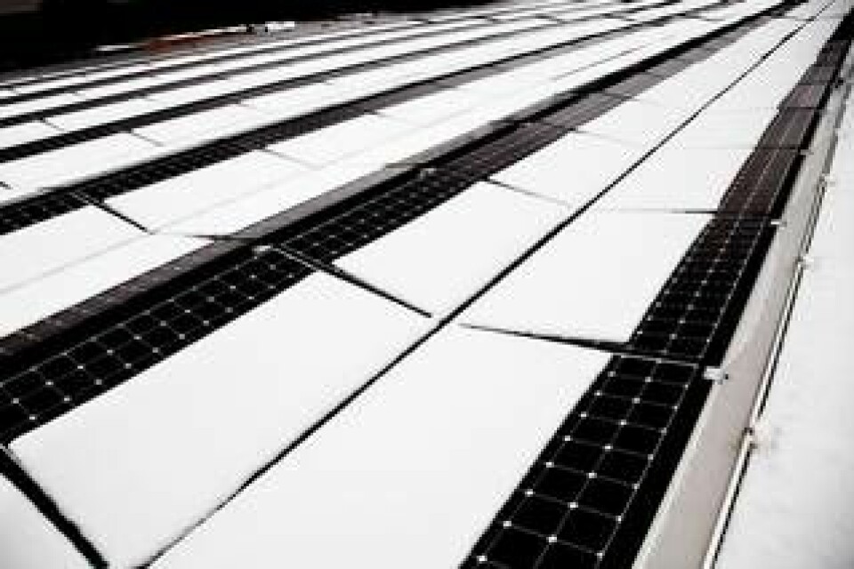 2. Vid dagen för Ny Tekniks besök är solcellerna på taket delvis täckta av snö. Å andra sidan är det under soliga sommardagar som energin behövs som mest för att kyla datorhallen. Foto: Jörgen Appelgren