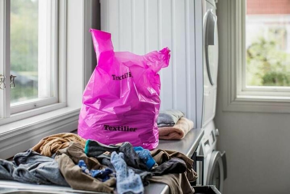 Alla villahushåll i Eskilstuna och Strängnäs ska få vänja sig vid att lägga gamla textilier i en rosa påse. Foto: EEM
