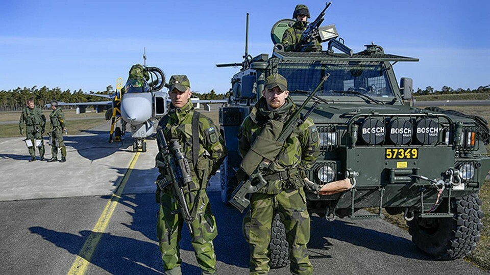 Soldater framför stridsflygplanet JAS 39 Gripen på flygplatsen vid F17 i Visby. Foto: Anders Wiklund / TT