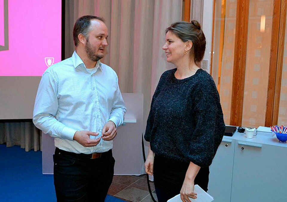 Daniel Gustavsson är chef på ABB Facts i Västerås som har testat Innowatch, ett verktyg för att förbättra innovationsklimatet, med hjälp av forskaren Jennie Schaeffer vid Mälardalens högskola. Foto: Fredrik Karlsson