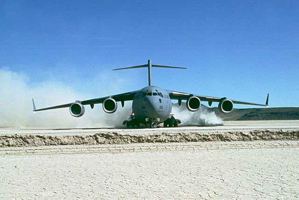 C-17 Globemaster klarar primitiva landningsplatser C-17 Globemaster klarar primitiva landningsplatser