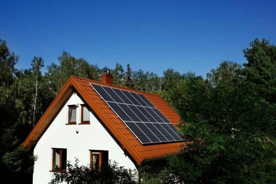 Solceller från Ikea på ett hustak. Foto: Olle Kirchmeier