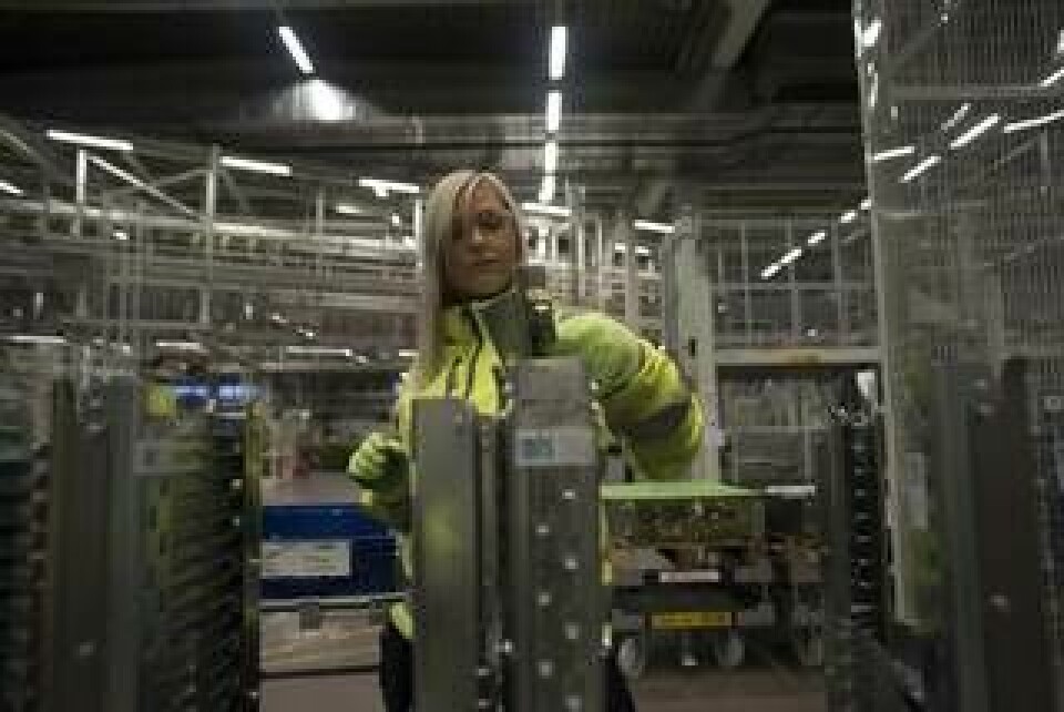 Scania Oskarshamn är Kalmar läns största privata arbetsgivare, med omkring 2 700 anställda. Här laddar Johanna Hjelm, logist, en LCA med material.