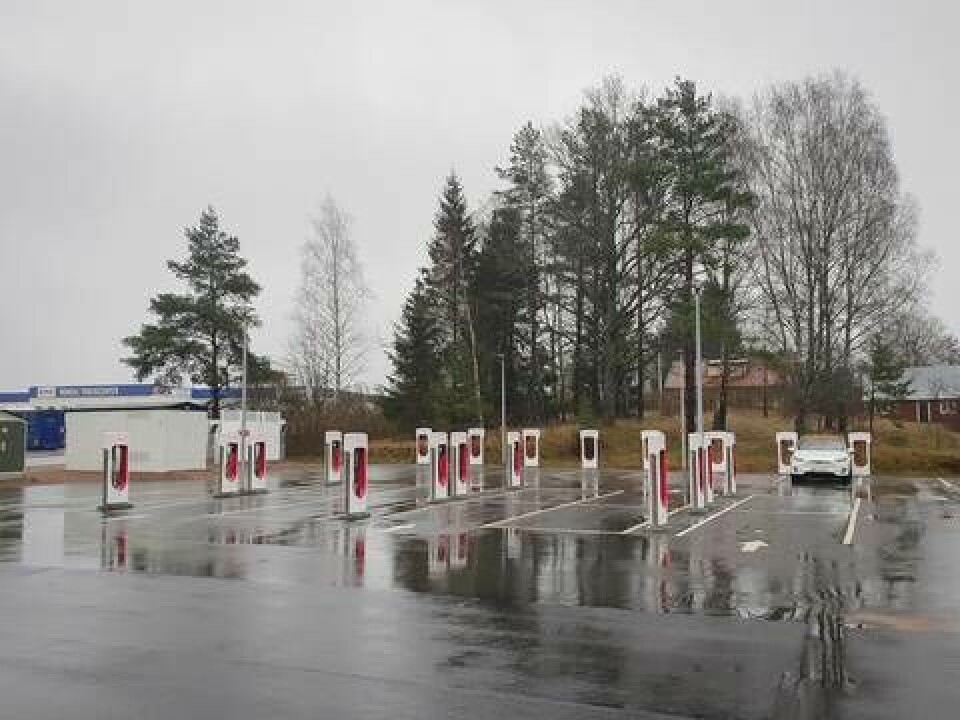 Gott om plats för andra elbilar att ladda på. Därför öppnar Tesla nu upp många av sina laddstationer för alla. Foto: Tesla