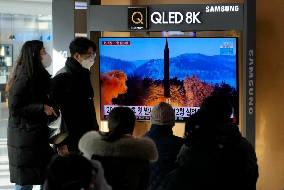 Människor på järnvägsstationen i Seoul tittar på en nyhetssändning som visar det senaste nordkoreanska robottestet. Foto: Ahn Young-joon/AP/TT