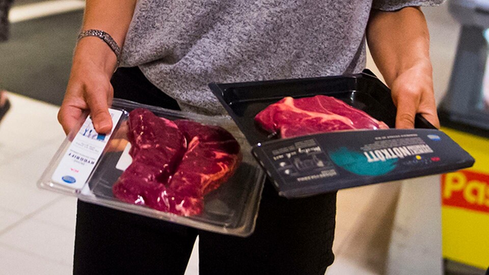 Maria Smith, chef för hållbarhetsstrategi på Ica, berättar att svarta plastförpackningar kött nu ersätts av en ny typ som både bevarar maten bättre och är återvinningsbar. Foto: Hanna Franzén / TT Maria Smith, chef för hållbarhetsstrategi på Ica, berättar att svarta plastförpackningar kött nu ersätts av en ny typ som både bevarar maten bättre och är återvinningsbar. Foto: Hanna Franzén / TT