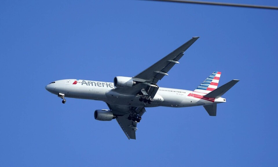 En Boeing 777, American Airlines, på väg från Miami till London tvingades vända efter att en passagerare vägrat ta på sig munskydd. Arkivbild. Foto: Wilfredo Lee/AP/TT En Boeing 777, American Airlines, på väg från Miami till London tvingades vända efter att en passagerare vägrat ta på sig munskydd. Arkivbild. Foto: Wilfredo Lee/AP/TT