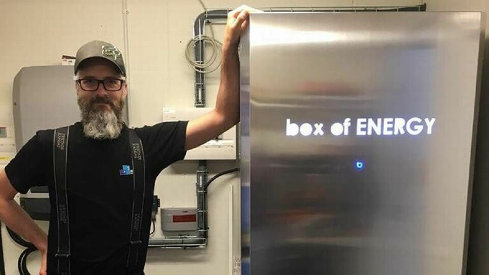 Box of Energys energilager har installerats på Eksta Bostads driftskontor. Här syns det med Henning Mardöll, energicontroller på Eksta. Foto: Box of Energy