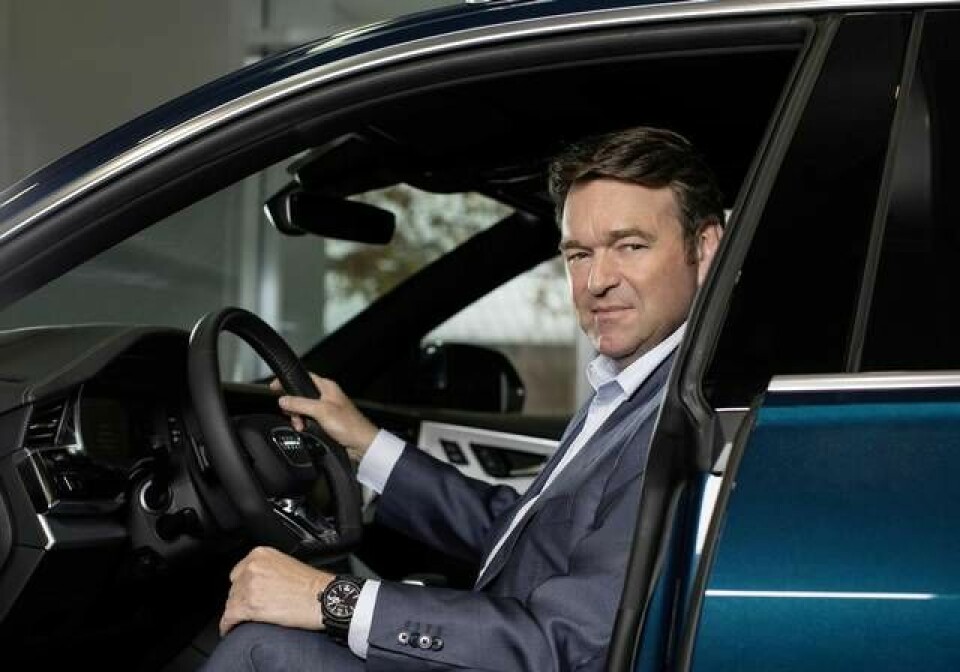 Bram Schot, tillfällig chef för Audi, sittandes i elbilen E-tron. Foto: Audi
