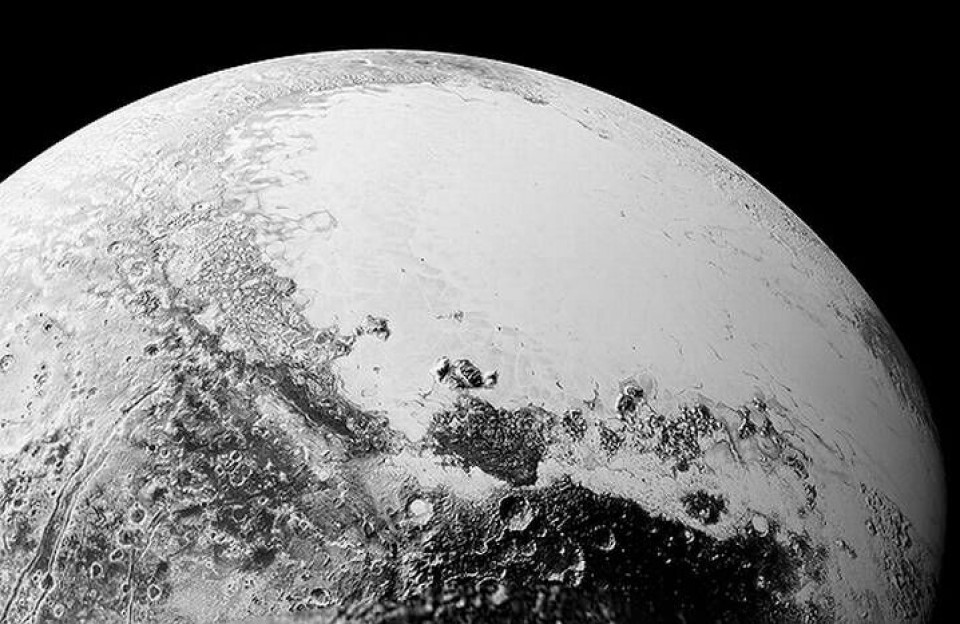 Den här bilden har satts samman av flera bilder som New Horizons tog i somras, 80 000 kilometer från Pluto. Bilden visar vad man skulle se 1 800 kilometer från Plutos ekvator. (Större, uppklickbar bild, hittar du i högerspalten) Foto: NASA / Johns Hopkins University Applied Physics Laboratory / Southwest Research Institute