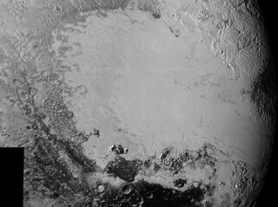Här ses det isiga området som har fått det informella namnet Sputnik Planum och den omväxlande terrängen runt det. De minsta synliga särdragen är 0,8 kilometer stora. Foto: NASA / Johns Hopkins University Applied Physics Laboratory / Southwest Research Institute
