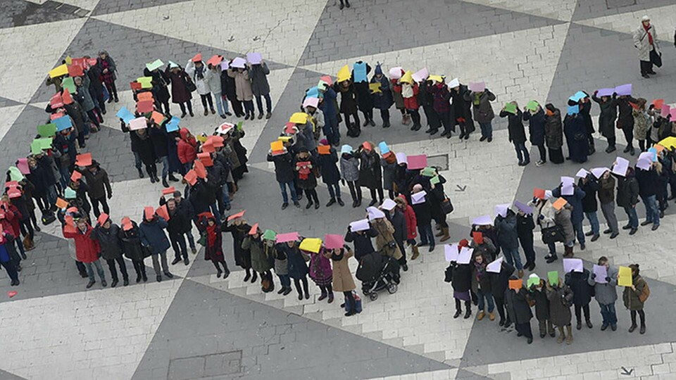 15.52-manifestation i Stockholm 2013, mot löneskillnaden mellan kvinnor och män. Klockslaget 15.52 syftar på att löneskillnaden mellan män och kvinnor gör att kvinnor efter detta klockslag jobbar ”gratis” en åtta till fem-arbetsdag (baserat på en löneskillnad på 14,1 procent). Foto: Bertil Enevåg Ericson / TT